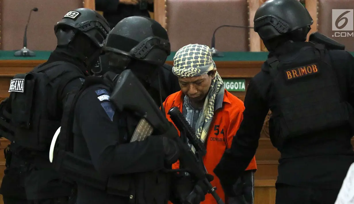 Terdakwa kasus bom Thamrin, Aman Abdurrahman dengan kawalan ketat polisi bersenjata seusai sidang lanjutan di PN Jakarta Selatan, Jumat (25/5). Sidang dilanjutkan 1 Juni dengan agenda tanggapan Jaksa atas pledoi terdakwa. (Liputan6.com/Immanuel Antonius)