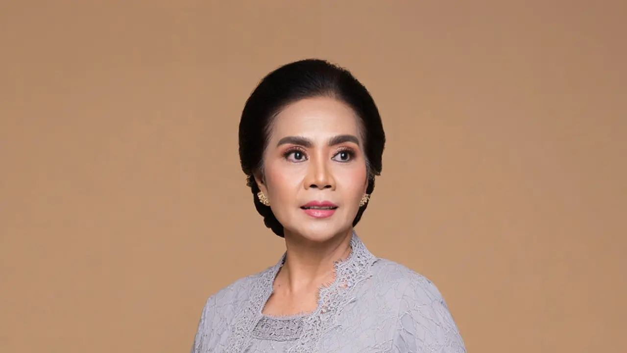 Kebaya Brokat Modern untuk Ibu-Ibu Usia 50 Tahun