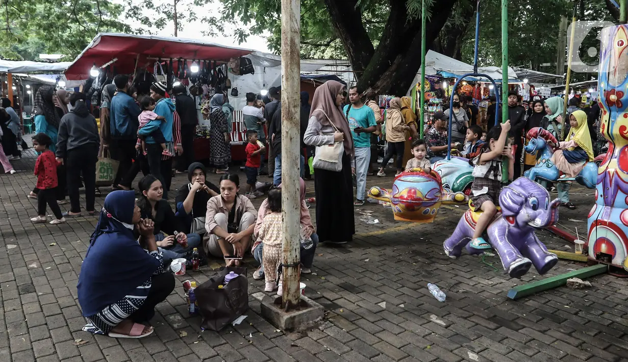 Warga memanfaatkan libur tahun baru 2023 dengan mengunjungi kawasan Monumen Masional (Monas), Jakarta, Minggu (1/1/2023). Monas menjadi salah satu destinasi wisata favorit warga baik dari Jakarta, maupun luar ibu kota, untuk menikmati liburan tahun baru. (Liputan6.com/Johan Tallo)