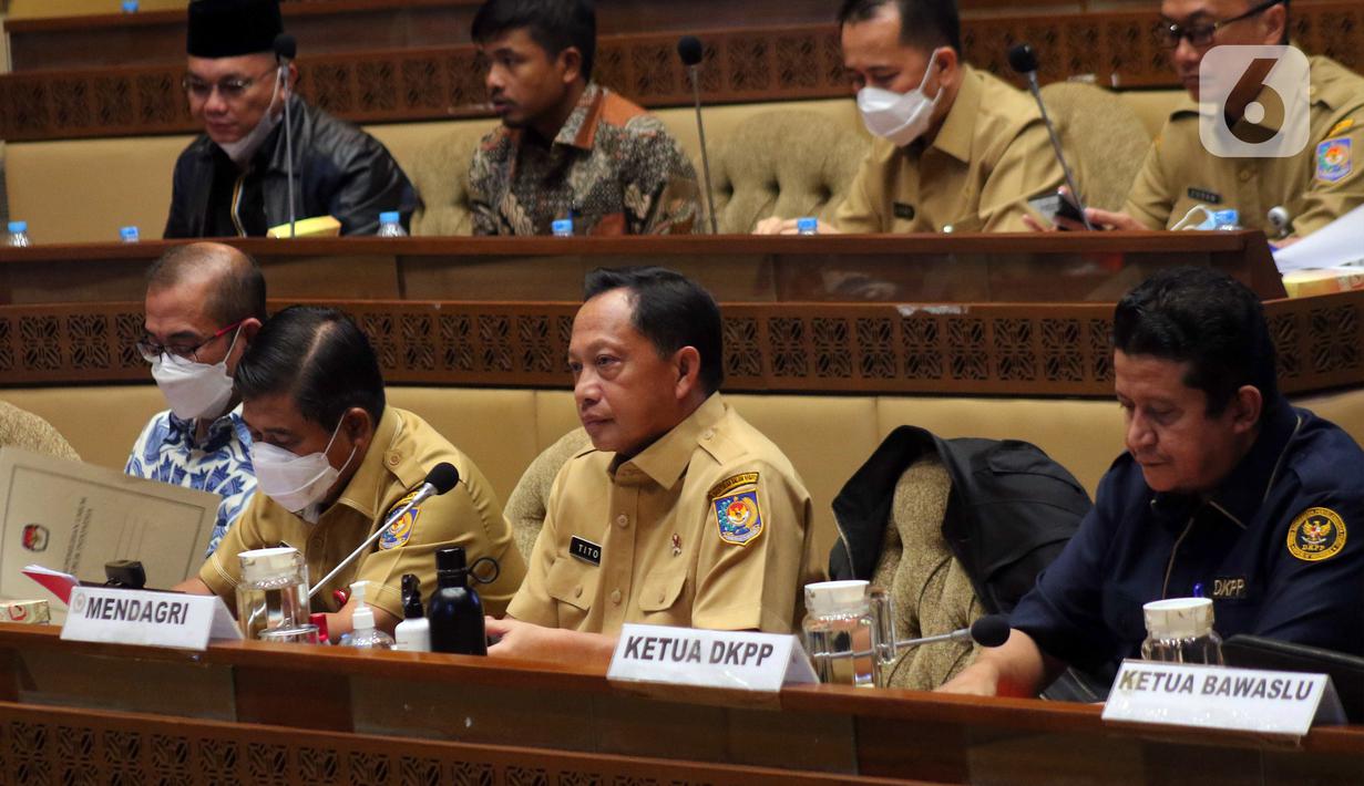 Menteri Dalam Negeri Tito Karnavian (kedua kanan) bersama Ketua KPU Hasyim Asy’ari (kiri) dan Ketua DKPP Muhammad (kanan) saat rapat kerja dengan Komisi II DPR RI di Kompleks Parlemen, Senayan, Jakarta, Selasa (7/6/2022). Rapat membahas Peraturan KPU (PKPU) tentang Tahapan dan Jadwal Pemilu 2024. (Liputa6.com/Angga Yuniar)
