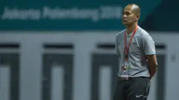 Pelatih Timnas Indonesia, Kurniawan Dwi Yulianto, mengamati anak asuhnya saat melawan Mauritius pada laga uji coba di Stadion Wibawa Mukti, Jawa Barat, Selasa (11/9/2018). Indonesia menang 1-0 atas Mauritius. (Bola.com/Vitalis Yogi Trisna)