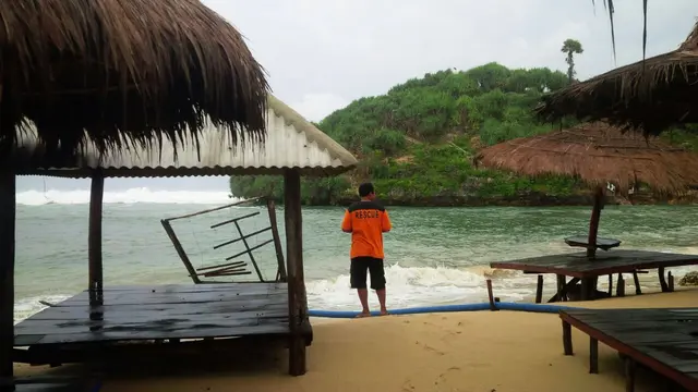 Pemancing Hilang Diterjang Ombak Pantai Selatan Malang