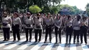 Aparat Polri wanita berjaga saat Hari Buruh Sedunia di depan Istana Negara, Jakarta, Selasa (1/5). Para buruh berbondong-bondong datang menuju Istana Kepresidenan membawa bendera dan atribut masing-masing serikat kerjanya. (Liputan6.com/Johan Tallo)