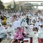 Umat muslim mendengarkan khutbah saat pelaksanaan salat Idul Fitri di kawasan Jatinegara, Jakarta, Rabu (6/7). Ruas Jalan Jatinegara Barat disulap menjadi tempat pelaksanaan salat. (Liputan6.com/Yoppy Renato)