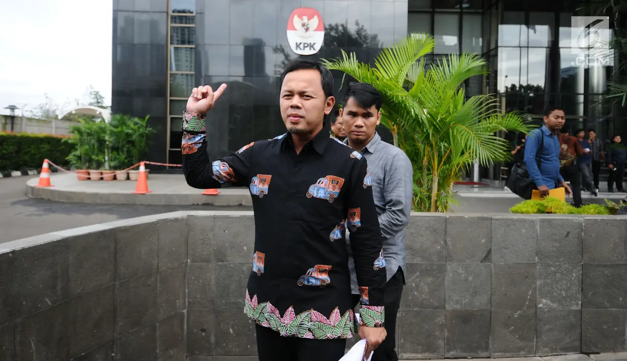 Pasangan bakal calon Wali Kota Bima Arya usai menyerahkan Laporan Harta Kekayaan Penyelenggara Negara (LHKPN) di gedung KPK, Jakarta, Jumat (19/1). Bima Arya datang bersama calon wakilnya, Dedie A Rachim. (Liputan6.com/Helmi Fithriansyah)