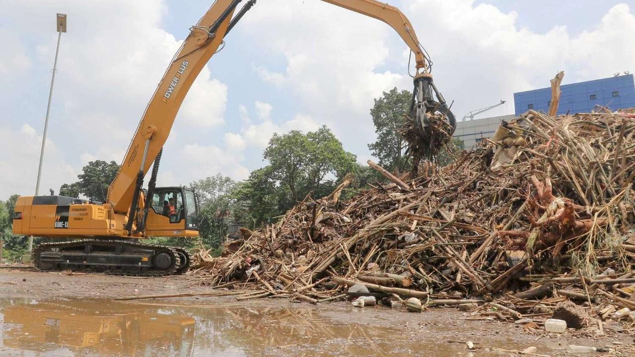 Ribuan ton sampah terbawa banjir kiriman diangkut dari Sungai Ciliwung