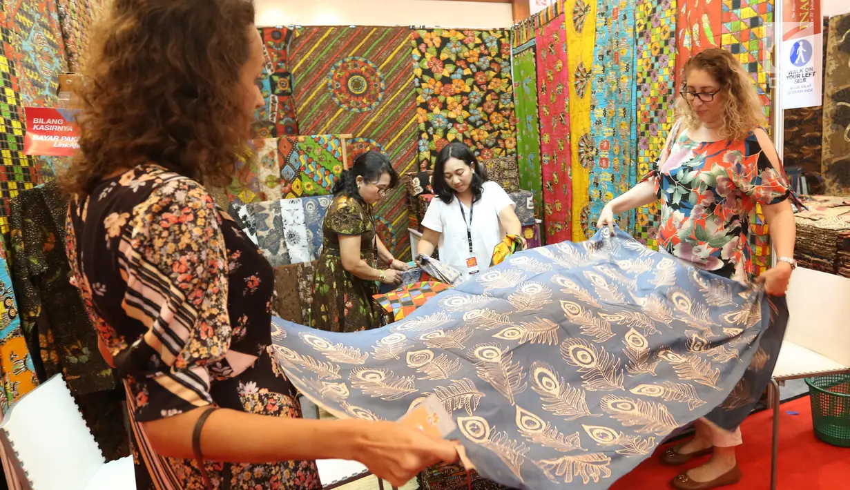 Dua turis melihat bahan yang di pamerkan dalam ajang inacraft 2019 di JCC, Jakarta, Rabu (24/4). Inacraft 2019 sendiri merupakan salah satu pameran produk kerajinan terbesar di Asia Tenggara yang diikuti sekitar 1.700 peserta dari seluruh Indonesia dan luar negeri. (Liputan6.com/Angga Yuniar)