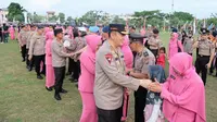 Kapolda Riau, Irjen Pol Mohammad Iqbal, menyalami personel yang naik pangkat saat menjelang Hari Bhayangkara ke-77