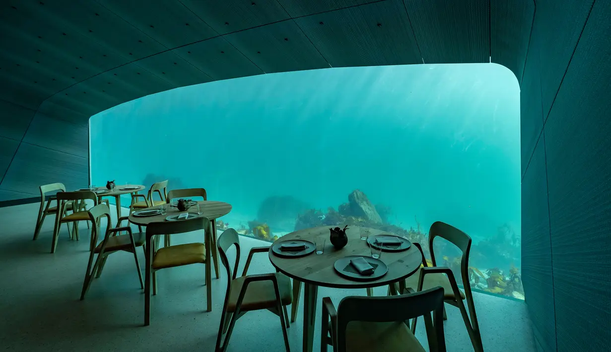 Tampilan interior restoran Under yang sebagian bangunannya tenggelam ke dalam air di bawah perairan Atlantik Utara di Kristiansand, Norwegia, 19 Maret 2019. Restoran ini terletak 5,5 meter di bawah permukaan laut.  (Tor Erik SCHRODER/NTB Scanpix/AFP)
