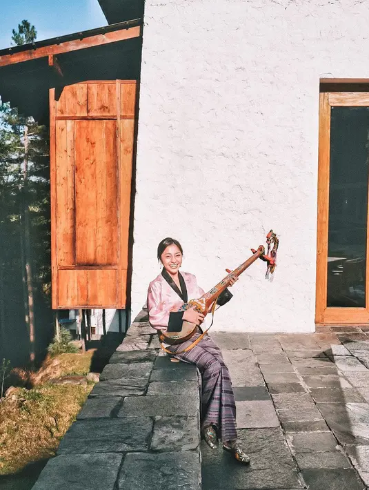 Dan foto yang satu ini menunjukan kalau Nikita Willy tengah liburan ke Bhutan. Niki tampil cantik mengenakan busana khas wanita di daerah tersebut. Senyuman bahagia juga terpancar dari wajah aktris cantik ini. (Instagram/nikitawillyofficial94)