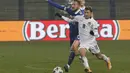 Gelandang Italia, Nicolo Barella berebut bola dengan pemain Bosnia-Herzegovina, Stipe Loncar pada pertandingan UEFA Nations League di Grbavica Stadium, Sarajevo Bosnia, Rabu (18/11/2020). Italia menang 2-0 atas Bosnia-Herzegovina. (AP Photo / Kemal Softic)