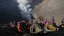 Warga berebut uang dan hasil bumi yang dilemparkan anggota suku Tengger selama Festival Yadnya Kasada di Probolinggo, Jawa Timur (10/7). Warga Tengger melakukan ritual lempar hasil bumi sebagai wujud syukur pada Sang Hyang Widi. (AFP Photo/Juni Kriswanto)