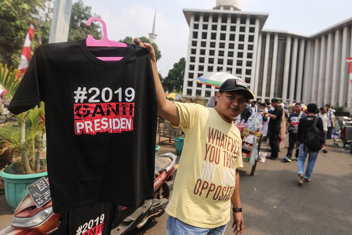 Kaos 2019 Ganti Presiden Ramai Dijual di Istiqlal