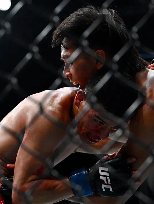 Petarung Indonesia Bilal Hasan (kanan) saat melawan petarung  dari Peru Nilson Rojas dalam pertandingan kelas terbang putra pada ajang UFC Fight Night di Oriental Sports Center, Shanghai, Sabtu, 29 Agustus 2026. (AFP/ Jade Gao)