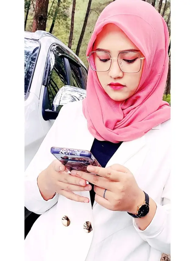 Potret pedangdut Happy Asmara kenakan hijab