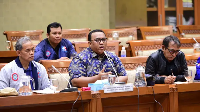 Aksi Buruh yang tergabung dalam KSPSI saat menjalankan aksi di depan gedung DPR RI