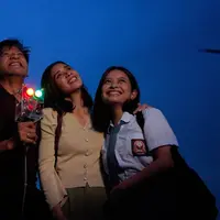 Ringgo Agus Rahman, Donny Damara, Marsha Timothy, dan Hanggini dalam film Kembang Api. (Foto: Netflix)