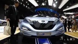 Pengunjung melihat mobil konsep listrik dari BAIC dalam acara Auto China 2018 di Beijing (25/4). Grup BAIC yang merupakan produsen mobil milik negara China akan memproduksi mobil listrik di Afrika Selatan. (AP Photo/Ng Han Guan)