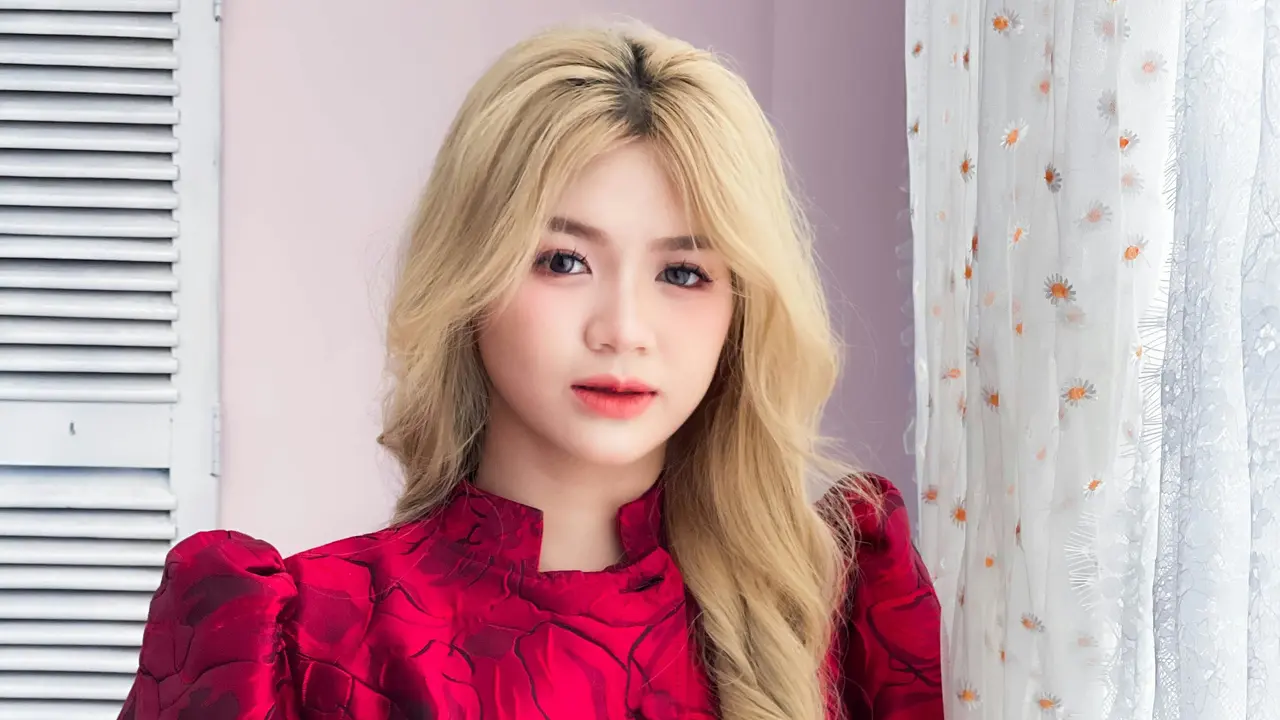 perempuan rambut pirang manis imut baju merah bawa bunga