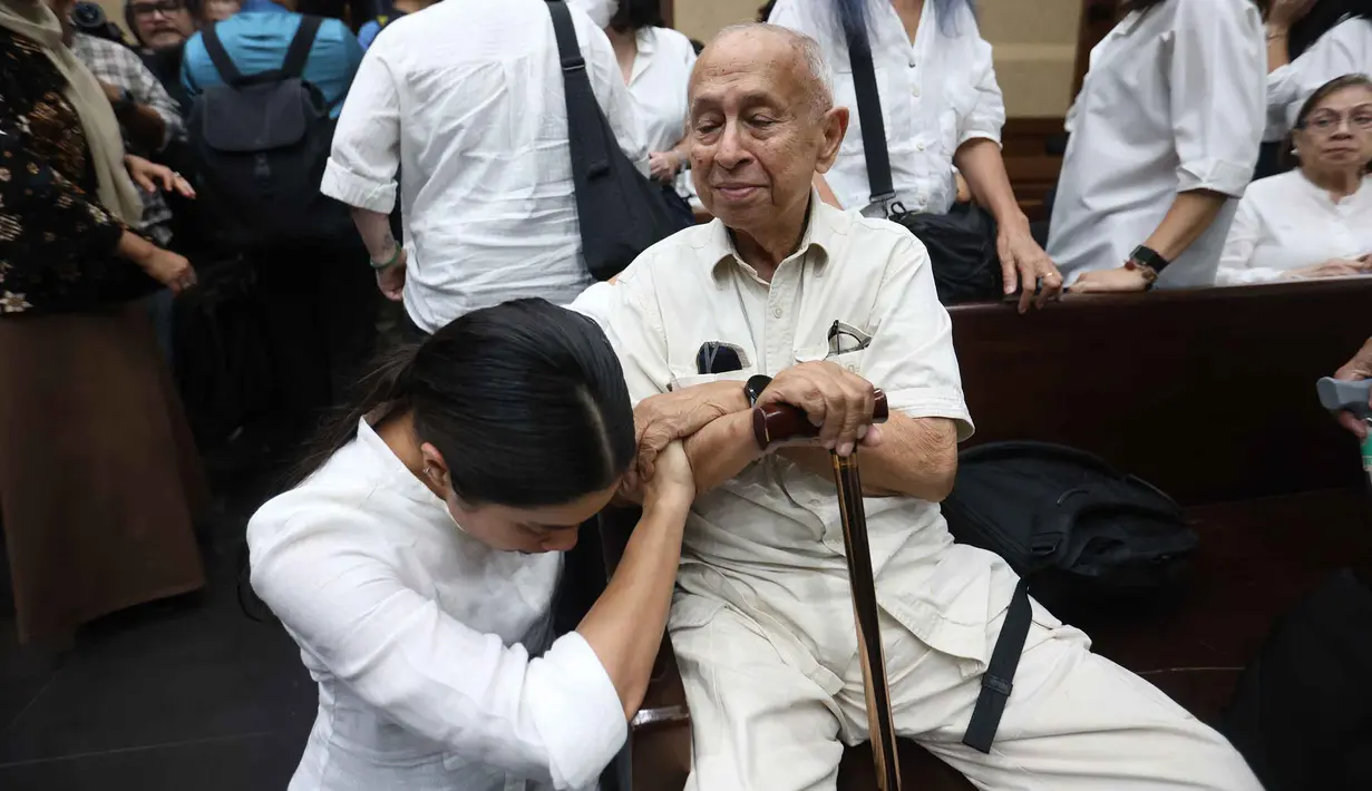 Istri mantan Menteri Pendidikan, Kebudayaan, Riset, dan Teknologi (Mendikbudristek) Nadiem Anwar Makarim, Franka Franklin Makarim (kiri) bersama orang tua Nadiem Anwar Makarim usai mengikuti sidang pembacaan tuntutan di Pengadilan Tindak Pidana Korupsi Jakarta, Rabu 13 Mei 2026. (Kapanlagi.com/Budy Santoso)