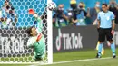 Yann Sommer berhasil membaca arah sekaligus menepis sepakan penalti striker Prancis, Kylian Mbappe,. (Robert Ghement/Pool via AP)