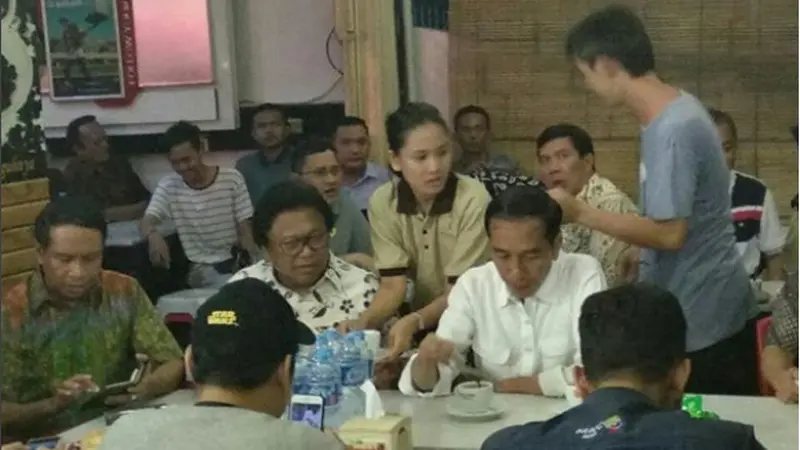 Tutup Kunjungan Kerja, Jokowi Nyeruput Kopi Murah di Pontianak