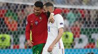 Cristiano Ronaldo dan Karim Benzema bersama-sama meninggalkan lapangan saat paruh waktu pertandingan ketika pertiandingan Grup F Euro 2020 antara Portugal melawan Prancis yang berlangsung di Puskas Arena, Budapest pada Rabu (23/06/2021). (AP/Pool/Franck Fife)