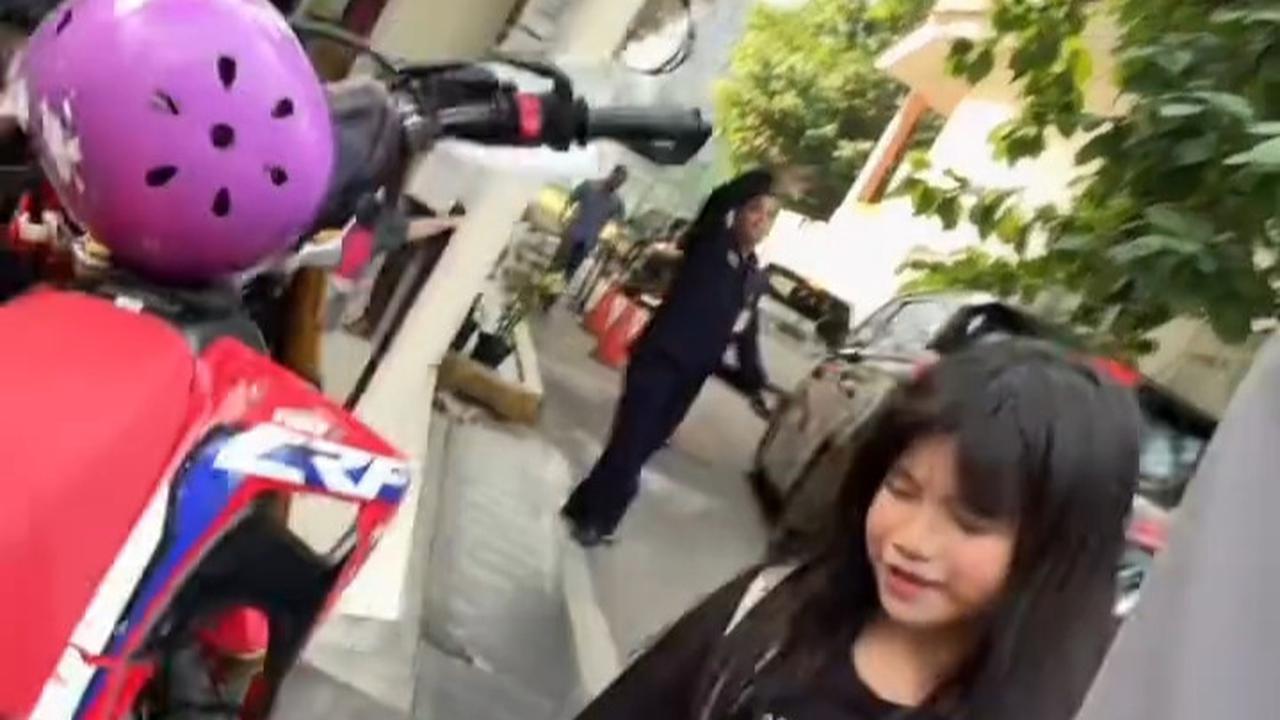 Ibnu Jamil dengan perhatian khusus membawakan helm ungu untuk Yaya yang dihiasi dengan banyak sticker bergambar unicorn dan pelangi, menambah keceriaan dalam momen tersebut.<br>