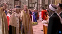 Ada yang unik dari acara penobatan Raja Charles III. Setelah melakukan serangkaian acara, raja Inggris tersebut didoakan oleh sejumlah tokoh agama (Youtube/The Royal Family).