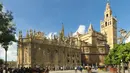 Cathedral of Seville di Spanyol konstruksinya dimulai tahun 1402 dan berlanjut sampai abad ke-16. Luas wilayah mencakup 11.520 sq m. Nave pusatnya naik ke ketinggian 42 m (137,7 kaki).(wikimedia)