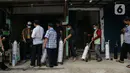 Pembeli mengantre dengan membawa tabung di tempat pengisian Oxygen Medical di Jalan Minang Kabau, Jakarta, Senin (28/6/2021). Permintaan pengisian oksigen di agen tabung oksigen di Jakarta alami peningkatan seiring lonjakan kasus COVID-19 yang terjadi dalam satu pekan terakhir. (Liputan6.com/Faizal
