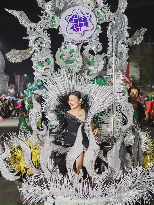 <p>"Jember Fashion Carnaval! Senang sekali bisa terlibat dalam acara ini mewakili @generasipedulibumi memakai kostum karya anak bangsa yang membuat banyak sekali fashion item menggunakan barang bekas dan sampah plastik dengan konsep UCYCLE.," tulis Prilly membagikan potretnya. [Instagram/prillylatuconsina96]</p>
