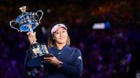 Petenis asal Jepang, Naomi Osaka, berhasil menjuarai turnamen Australia Terbuka 2019 setelah mengalahkan Petra Kvitova dalam laga final di Rod Laver Arena, Melbourne, Sabtu (26/1/2019). (AFP/Jewel Samad)