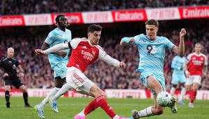 Pemain Arsenal, Kai Havertz melakukan percobaan tembakan ke gawang dalam pertandingan Liga Inggris melawan Burnley di London, Inggris, Selasa (19/5/2026) dini hari WIB. (John Walton/PA via AP)