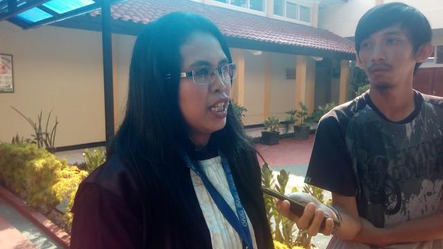 Asri Vidya Dewi, kuasa hukum Vina, slaah seorang terdakwa kasus video syur Vina Garut, tengah memberikan keterangan kepada wartawan di Pengadilan Negeri Garut, Jawa Barat