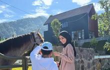 Potret Suasana Rumah Baru Shireen Sungkar di Puncak, Ada Kandang Kuda dan View Gunung yang Menawan