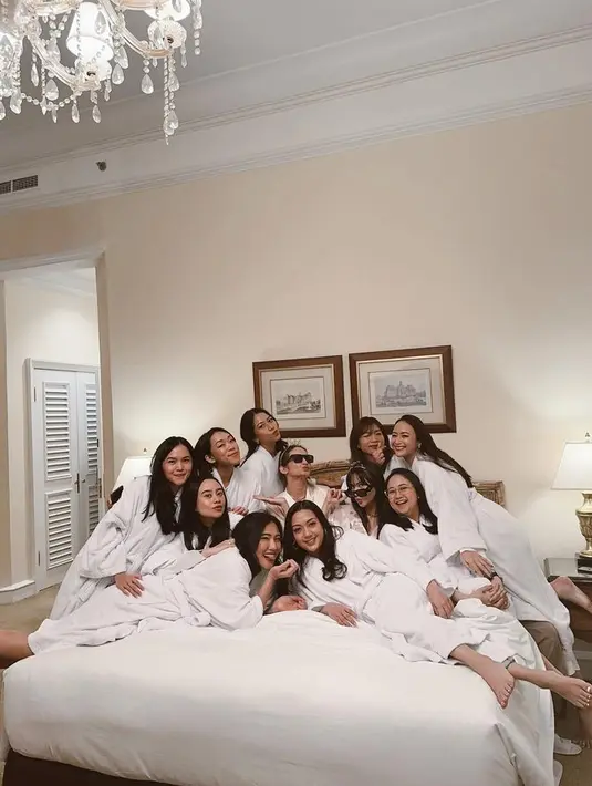 Apalah arti bridal shower tanpa kehadiran teman perempuan lainnya. Semua kompak pakai robe warna putih. [Foto: Instagram @jscmila]