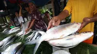 Pedagang menimbang ikan bandeng, Rawabelong, Jakarta, Jumat (5/2/2016). Pedagang mengaku permintaan ikan bandeng melonjak menjelang perayaan Imlek. (Liputan6.com/Angga Yuniar) 