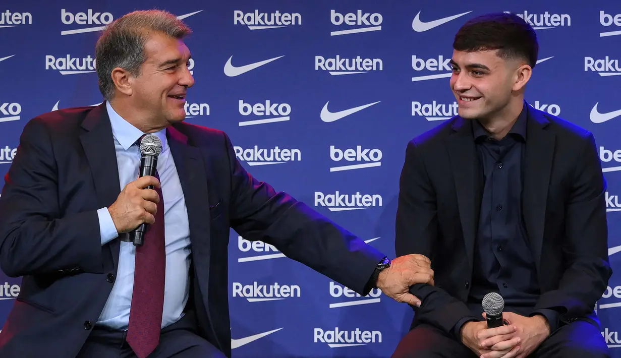 Barcelona resmi memperpanjang kontrak pemain muda berbakatnya yang baru berumur 18 tahun, Pedri. Presiden Barcelona Joan Laporta bisa tersenyum manis  akhirnya Pedri bisa diamankan dari godaan klub lain. (AFP/Lluis Gene)