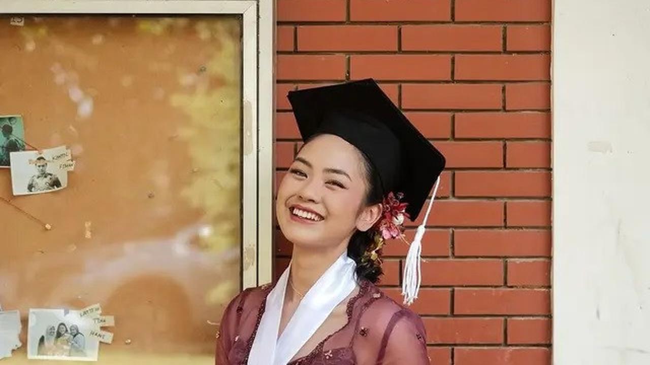 Inspirasi Kebaya Wisuda yang Anggun, Pilihan Margin Wieheerm hingga Rania Yamin
