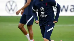 Pemain depan timnas Prancis, Karim Benzema mengambil bagian dalam sesi latihan di Stadion Groupama di Decines-Charpieu dekat Lyon, Senin (6/9/2021). Prancis akan berhadapan dengan Finlandia dalam lanjutan Kualifikasi Piala Dunia 2022 zona Eropa Grup D, Rabu (8/9) dinihari. (FRANCK FIFE / AFP)