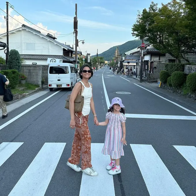 Potret Acha Septriasa bersama sang putri, Brie. (Foto: Instagram/septriasaacha)