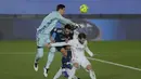 Kiper Real Madrid, Thibaut Courtois berusaha menepis bola dari sundulan pemain Celta Vigo, Brais Mendez  selama pertandingan lanjutan La Liga Spanyol di stadion Alfredo Di Stefano, Minggu (3/1/2021). (AP Photo/Manu Fernandez)