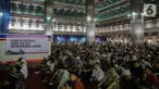 Jemaah mendengarkan ceramah saat melaksanakan salat Jumat di samping renovasi Mesjid Istiqlal, Jakarta, Jumat (1/11/2019). Renovasi ditargetkan rampung pada Maret 2020 sehingga dapat dimanfaatkan pada Bulan Ramadan tahun depan. (Liputan6.com/Faizal Fanani)