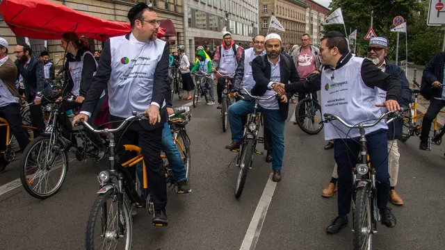 Imam dan Rabi Boncengan Naik Sepeda di Berlin