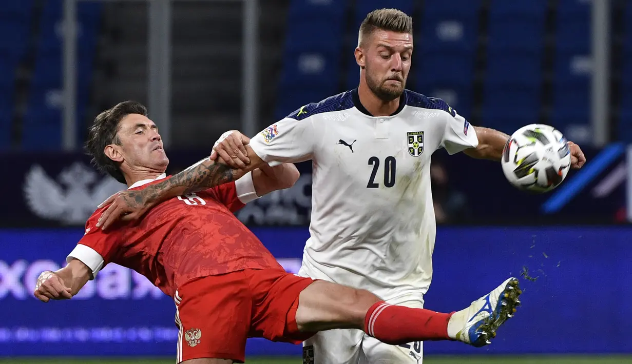 Bek Rusia, Yuri Zhirkov, berebut bola dengan gelandang Serbia, Sergej Milinkovic-Savic, pada laga Nations League di VTB Arena, Jumat (4/9/2020) dini hari WIB. Rusia menang 3-1 atas Serbia. (AFP/Alexander Nemenov)