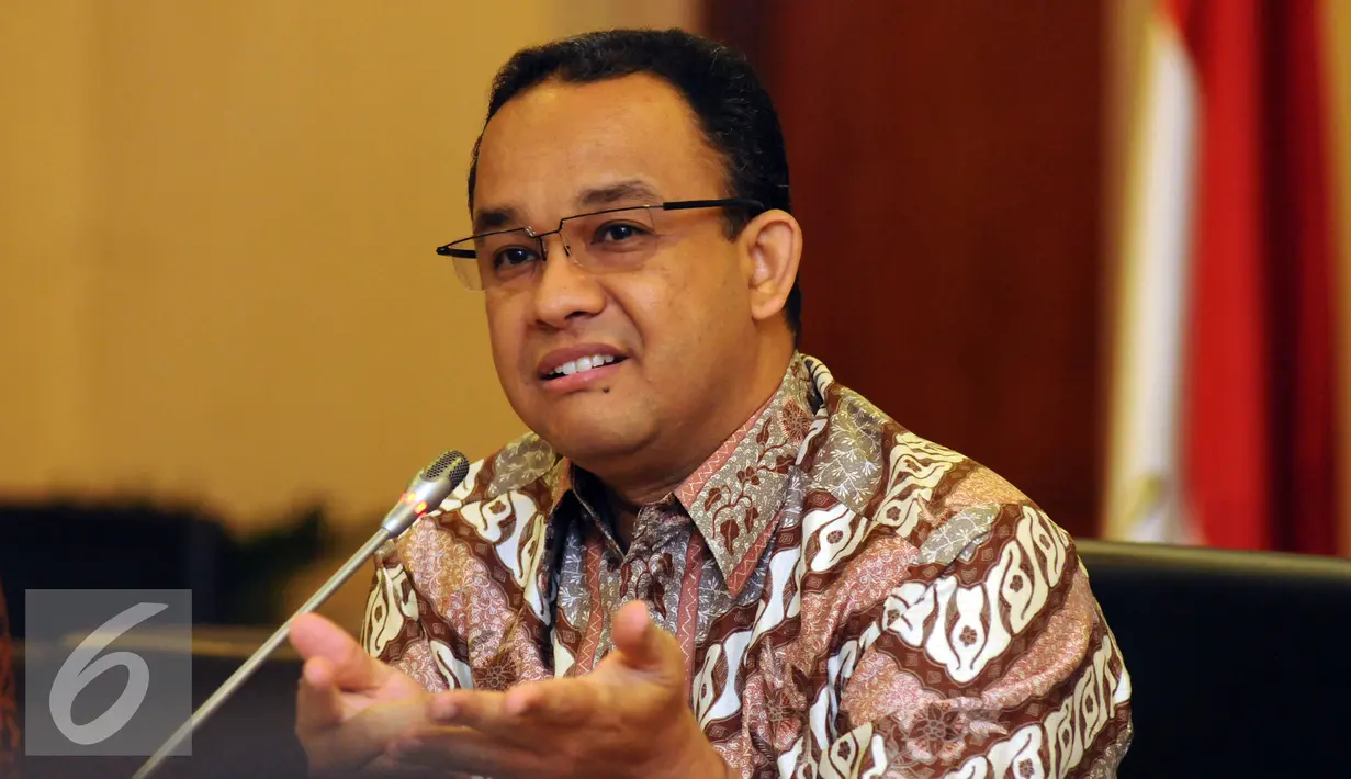 Mendikbud, Anies Baswedan (kiri) memberikan pernyataan di Gedung Kemendikbud, Jakarta, Kamis (8/10/2015). Anies memberikan beberapa pernyataan seputar 50 thn SEAMEO (Organisasi Menteri Pendidikan Se Asia Tenggara). (Liputan6.com/Helmi Fithriansyah)