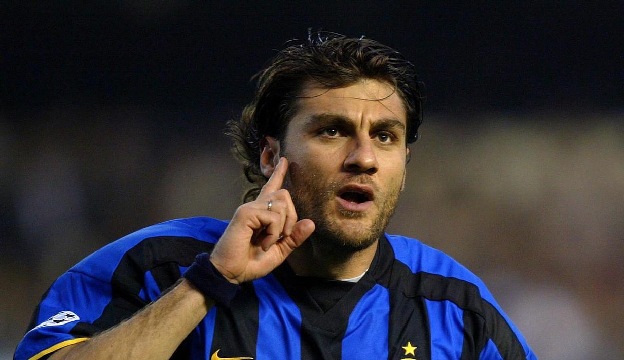 Christian Vieri ditransfer Inter Milan dari Lazio senilai 32,1 juta poundsterling pada awal musim 1999/2000. Nilai transfer Vieri menjadi rekor baru di penghujung era 90-an. (AFP/Pierre-Philippe Marcou)