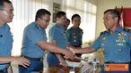 Citizen6, Sidoarjo: Ketua Tim Wasrikkap menyerahkan hasil temuan kepada Komandan Pasmar-1, Danlanmar  Surabaya, dan Dankolatmar sebagai pertanggung jawaban hasil kegiatan Wasrikkap yang telah dilaksanakan di Marwiltim. (Pengirim: Budi Abdillah)