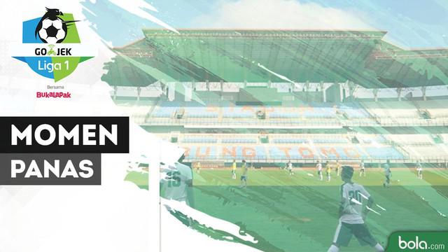 Kerasnya duel Persebaya Surabaya Vs Arema FC berbuah dua kartu merah di menit akhir.